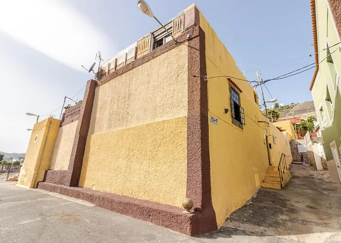 Amiga Mia Traditional House