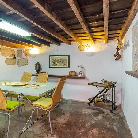 Amiga Mia Traditional House