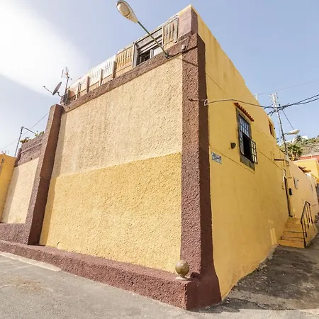 Amiga Mia Traditional House