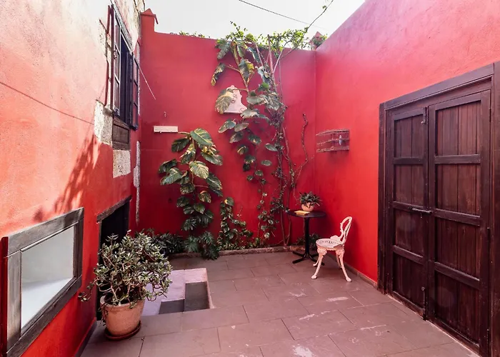 Amiga Mia Traditional House