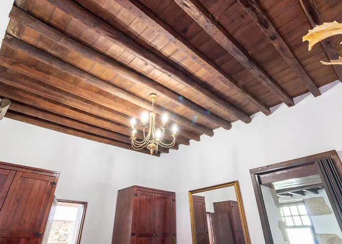 Amiga Mia Traditional House