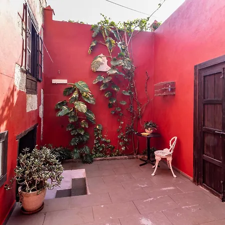 Amiga Mia Traditional House